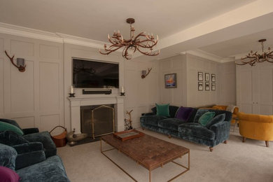 Cette photo montre un salon tendance avec un poêle à bois, un manteau de cheminée en bois et un téléviseur encastré.