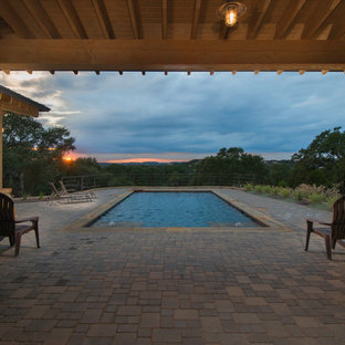 オースティンのラスティックスタイルのおしゃれなプールの写真