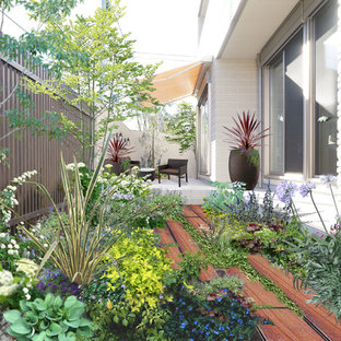 東京23区のトラディショナルスタイルのおしゃれなテラス・中庭 (タイル敷き、オーニング・日よけ) の写真