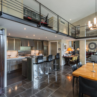 フィレンツェの巨大なエクレクティックスタイルのLDKの画像 (ベージュの壁)