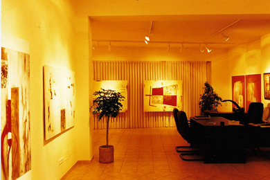 Foto de despacho contemporáneo grande con paredes amarillas, suelo de baldosas de porcelana, escritorio independiente y suelo beige
