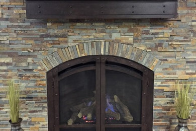 他の地域にあるトランジショナルスタイルのおしゃれなリビング (ベージュの壁、無垢フローリング、標準型暖炉、石材の暖炉まわり、テレビなし) の写真