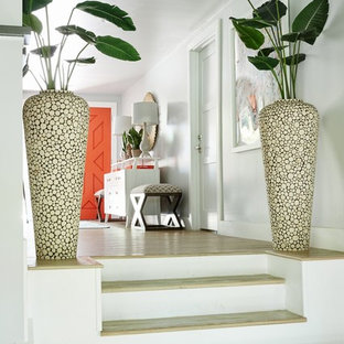 Inspiration pour un hall d'entrée bohème de taille moyenne avec un mur blanc, un sol en bois brun, une porte simple et une porte rouge.