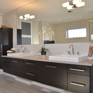 Idee per una grande stanza da bagno padronale moderna con lavabo sottopiano, ante con bugna sagomata, ante in legno bruno, top in granito, vasca da incasso, doccia aperta, WC monopezzo e piastrelle in ceramica