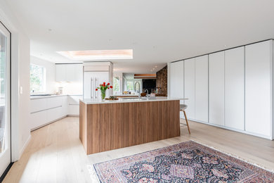 Kitchen - mid-century modern kitchen idea in Portland