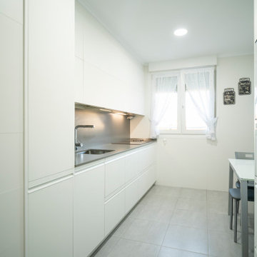 Cocina blanca en línea recta: frontal