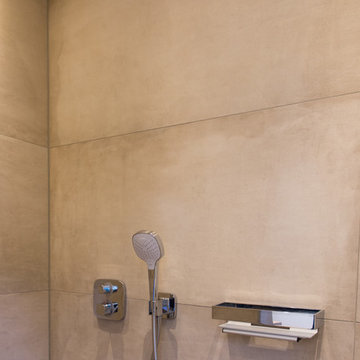 Die großen Fliesen in der Dusche