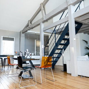 ボルドーの中サイズのコンテンポラリースタイルのLDKの画像 (白い壁、無垢フローリング)