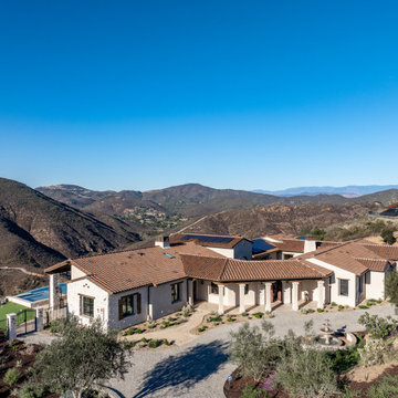 Seamless Indoor-Outdoor Living: A Home Designed for Entertaining and Privacy