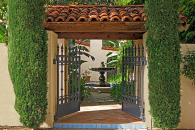Example of a tuscan entryway design in Los Angeles