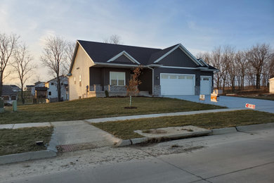 Mid-sized traditional gray one-story vinyl house exterior idea in Cedar Rapids with a shingle roof