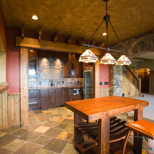 ミネアポリスの大きいラスティックスタイルのおしゃれな地下室 (マルチカラーの壁、スレートの床) の写真