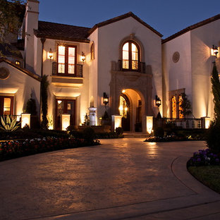 Zweistöckiges, Beigefarbenes Mediterranes Haus mit Putzfassade und Satteldach in Dallas