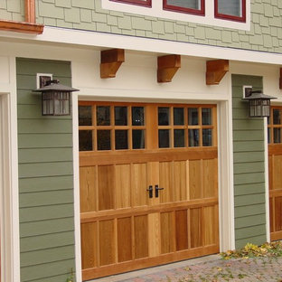 シカゴのトラディショナルスタイルのおしゃれな家の外観 (混合材サイディング、緑の外壁、切妻屋根、戸建、混合材屋根) の写真