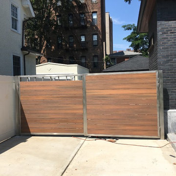 Modern stainless steel gate with fiberon composit wood.composit deck