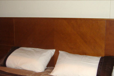 Diseño de dormitorio principal clásico renovado de tamaño medio con paredes blancas y suelo de madera en tonos medios