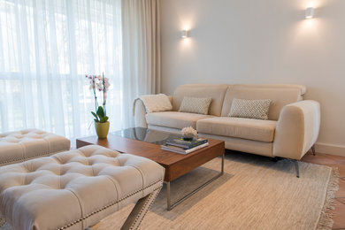 Kleines, Offenes Modernes Wohnzimmer mit beiger Wandfarbe, Terrakottaboden, Multimediawand und rotem Boden in München