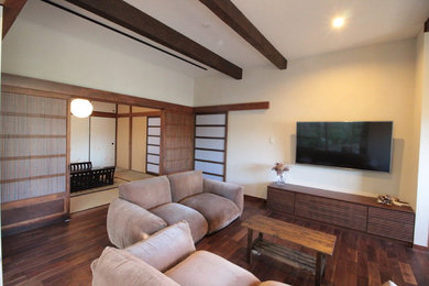 This is an example of an asian living room in Yokohama with dark hardwood floors and brown floor.