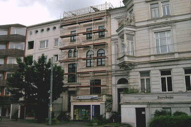 Fassade mit Wintergarten und Eingangsüberdachung