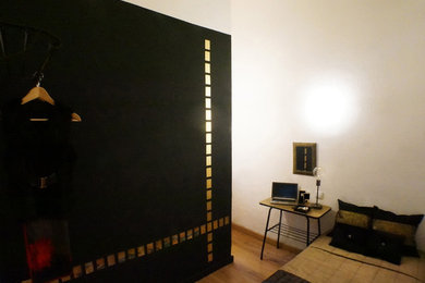 バルセロナにある小さな和風のおしゃれな主寝室 (黒い壁、無垢フローリング、暖炉なし、ベージュの床) のインテリア