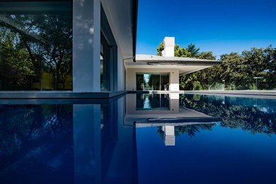 Design ideas for a modern courtyard custom-shaped pool in Madrid.