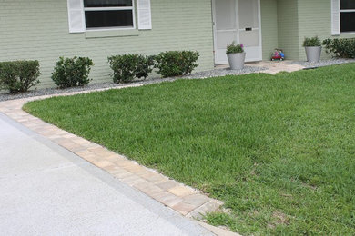 Photo of a coastal landscaping in Orlando.