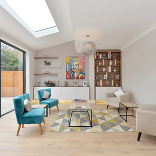 Wohnzimmer mit grauer Wandfarbe und hellem Holzboden Ideen, Design