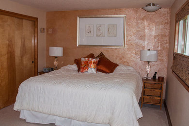 Example of a classic bedroom design in Portland
