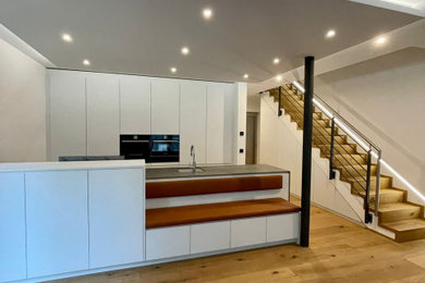 Modernes Wohnzimmer mit hellem Holzboden, eingelassener Decke und Tapetenwänden in Frankfurt am Main