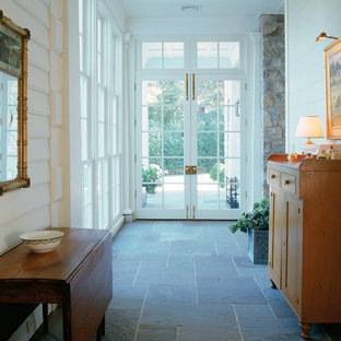 Inspiration för klassiska hallar, med skiffergolv