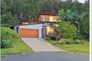 Photo of a beach style home design in Gold Coast - Tweed.