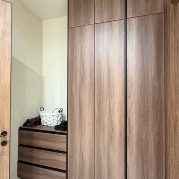 Guest Bedroom Built-In Wardrobe – Full Height Handleless Cabinet & Drawer Bank