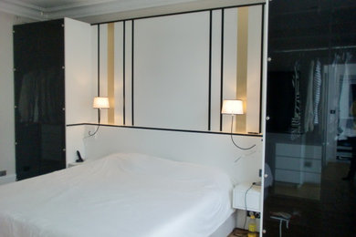 Exempel på ett mellanstort modernt huvudsovrum, med beige väggar, ljust trägolv och beiget golv