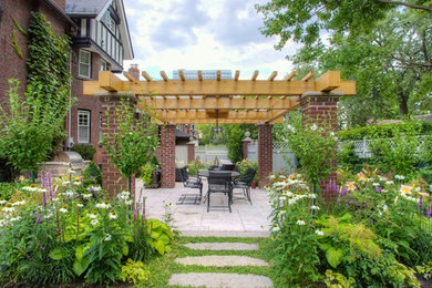 Design ideas for a transitional landscaping in Toronto.