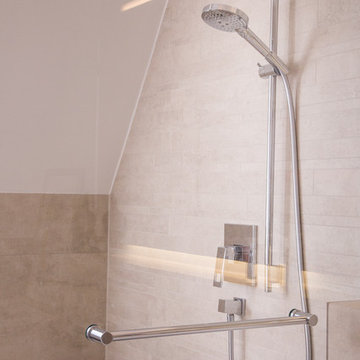 Harmonisches Badezimmer mit Walk In Dusche und Badewanne - in München