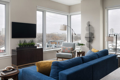 Пример оригинального дизайна: маленькая открытая гостиная комната в стиле ретро с серыми стенами, паркетным полом среднего тона и телевизором на стене для на участке и в саду