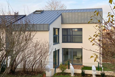 Inspiration pour une façade de maison minimaliste.