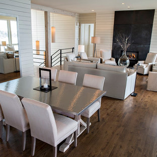 バーミングハムの中サイズのカントリー風 LDKの画像 (白い壁、濃色無垢フローリング、標準型暖炉、タイルの暖炉まわり、茶色い床)