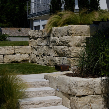 Weitläufiger Garten mit Mauern und Wegen aus Naturstein