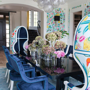 Inspiration pour une grande salle à manger ouverte sur la cuisine bohème avec un mur multicolore, aucune cheminée et un sol bleu.