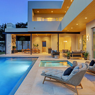 Gefliester Moderner Pool hinter dem Haus in rechteckiger Form in Houston