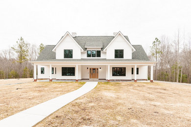 Cottage home design photo in Richmond