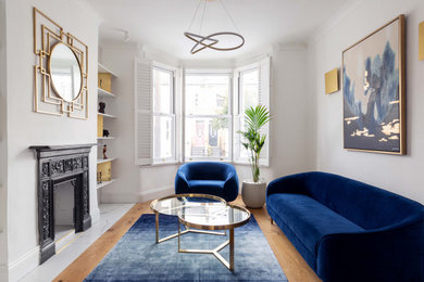 Großes, Repräsentatives, Offenes Modernes Wohnzimmer mit weißer Wandfarbe, Kamin, gefliester Kaminumrandung, braunem Holzboden und braunem Boden in London