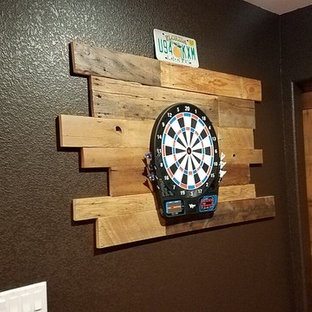 デンバーの大きいラスティックスタイルのおしゃれな地下室 (全地下、茶色い壁、ラミネートの床、暖炉なし、茶色い床) の写真