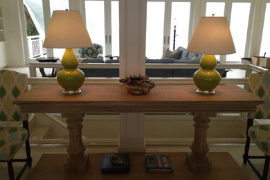 Entryway - traditional entryway idea in Miami