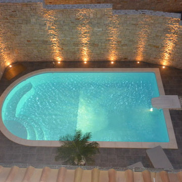 villa in pietra rivestita con listelli tranciati in pietra di Trani