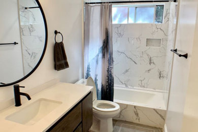 Bathroom - bathroom idea in New York