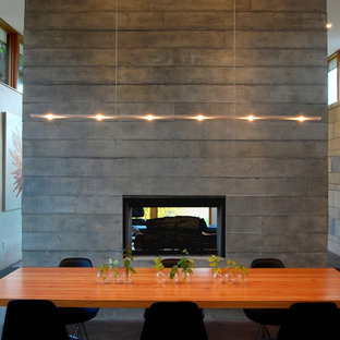 Offenes, Mittelgroßes Modernes Esszimmer mit Betonboden, Tunnelkamin, Kaminsims aus Beton, weißer Wandfarbe und braunem Boden in Milwaukee