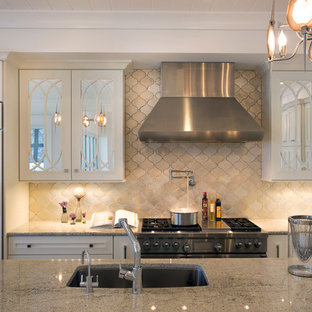 Стильный дизайн: угловая кухня среднего размера в стиле современная классика с кладовкой, монолитной раковиной, белыми фасадами, столешницей из гранита, бежевым фартуком, фартуком из терракотовой плитки, белой техникой, полом из травертина и островом - последний тренд