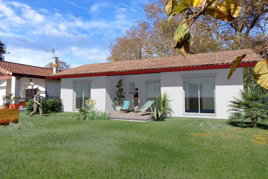 Cette photo montre une petite façade de maison tendance de plain-pied avec un toit à deux pans, un toit en tuile et un toit rouge.